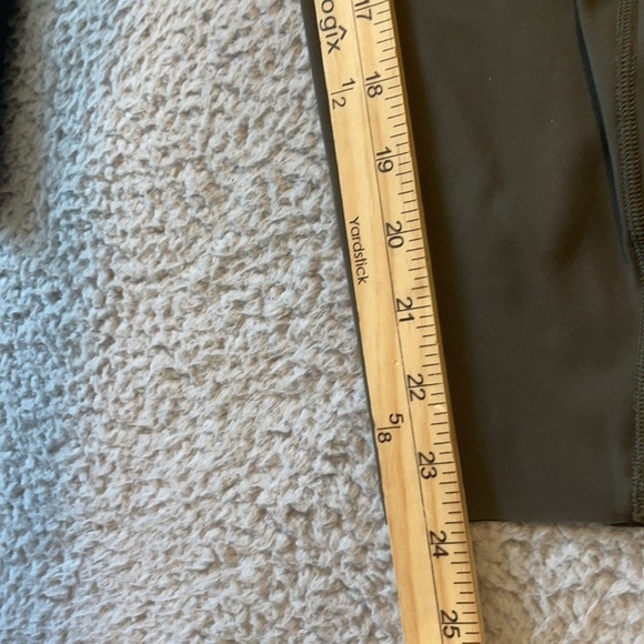 Lululemon Base Pace High-Rise Running Tight 24"
Army Green size 4 - Picture 8 of 10